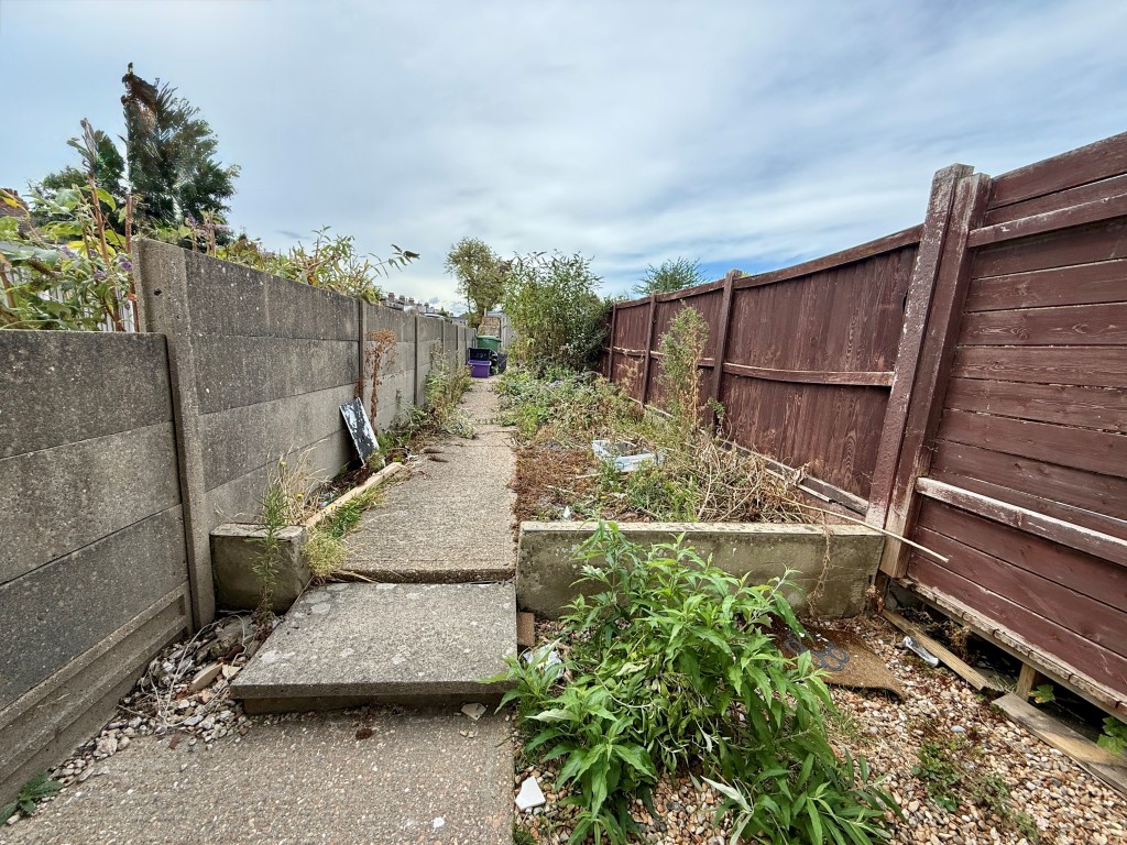 Lot: 201 - FLAT FOR IMPROVEMENT - Garden